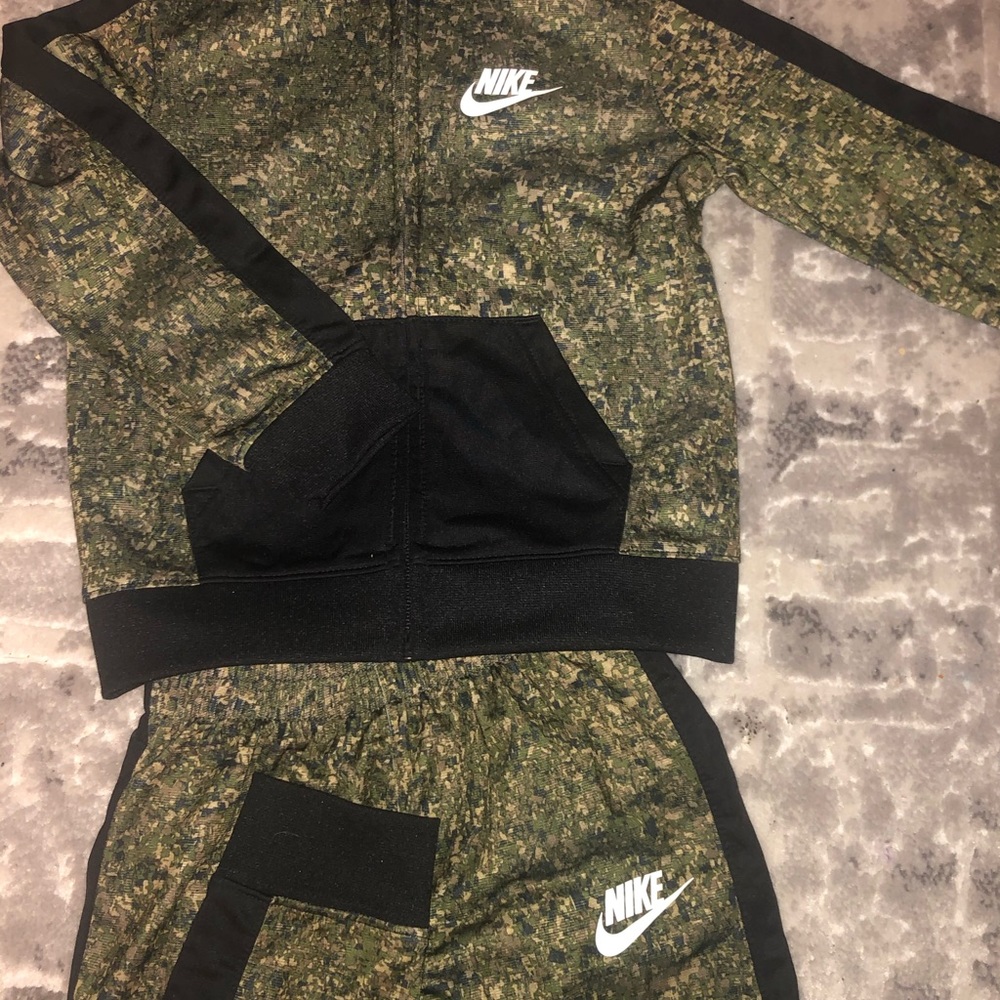 3T toddlers Nike tracksuit worn only once perfect condition
